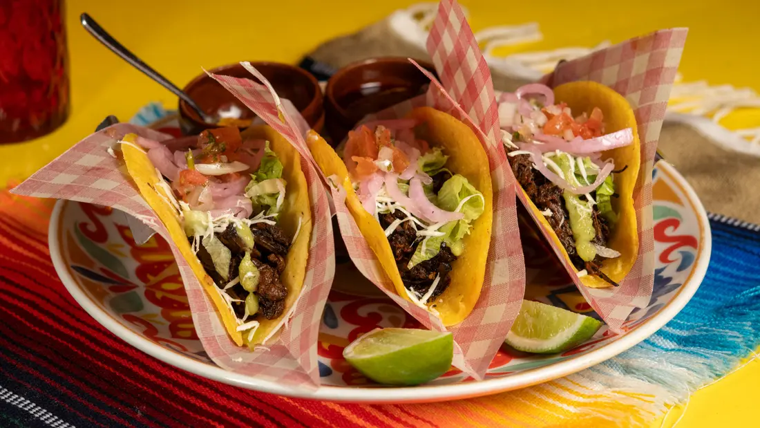 Tacos surtidos servidos en plato