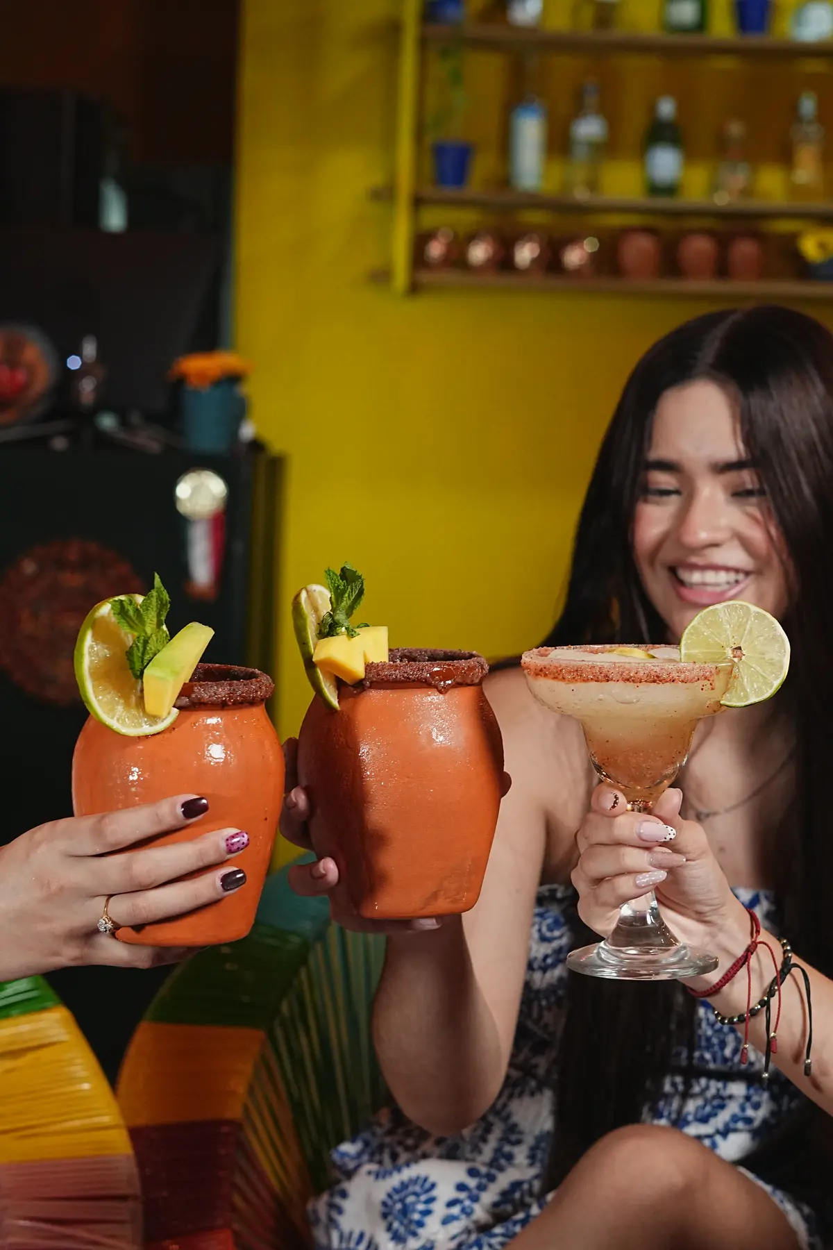 Amigas celebrando y brindando con cantaritos en Guadalupe