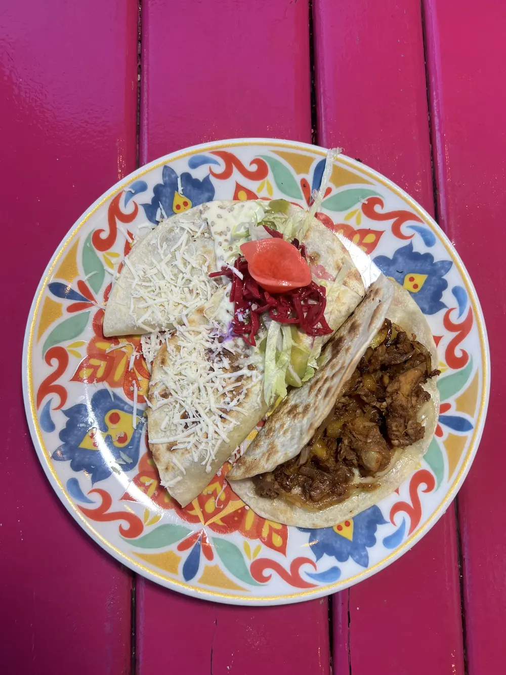 Tacos servidos en plato de talavera