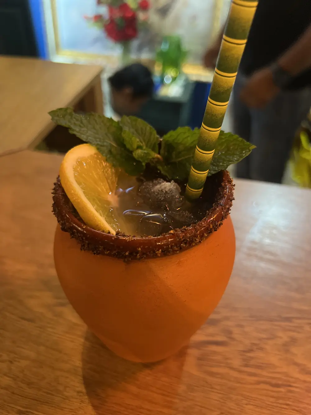Cantarito de barro con naranja y menta