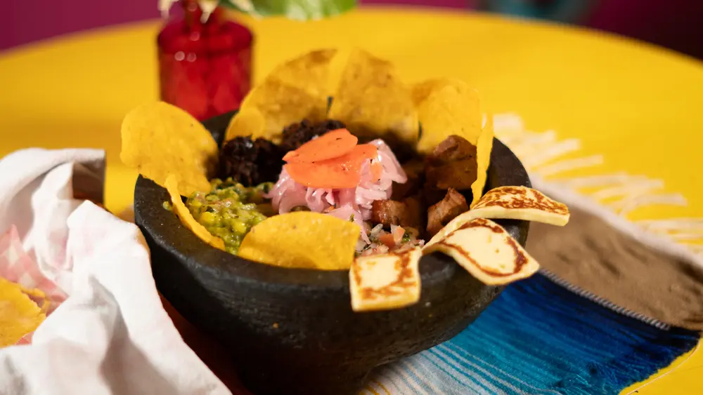 Molcajete con guacamole y totopos