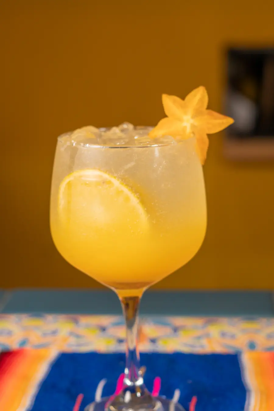Cóctel amarillo con carambola